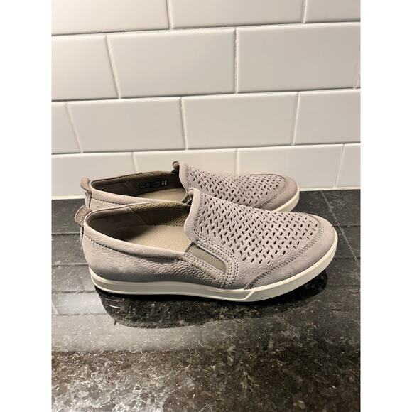 Ecco Men's Collin 2.0 Slip on Perf Leather Cut Out Detail Elastic Goring Grey 7 - Picture 6 of 12